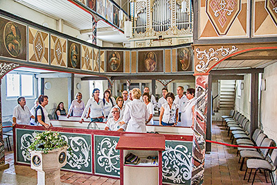 Raum ist in der kleinsten Kirche für einen glücklich singenden Chor (frei nach Schiller)