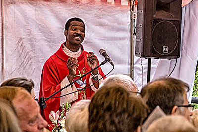 Pater Moses singt begeistert mit