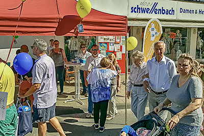 Unter dem Dach des Kirchenpavillons