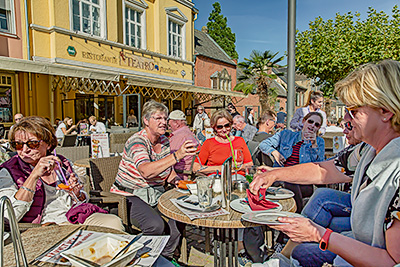 Wir haben fertig: Kuchen, Eis und Aperol auf dem Marktplatz