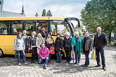 Abfahrt mit dem knallgelben, knuffigen Bus