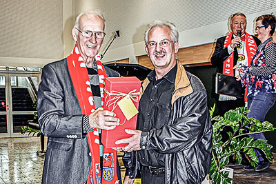 Glückwünsche an Pater Häck von Sound'n'Spirit - Foto: Trixi Wölfer