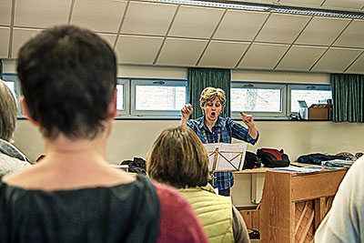 Unsere Dirigentin in Aktion...